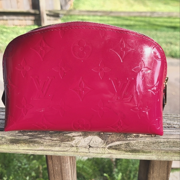 π― Authentic Louis Vuitton cosmetic case - Picture 1 of 5